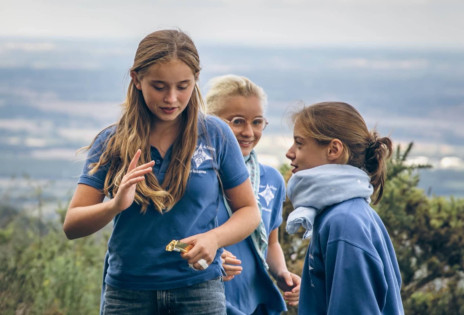 Trois collégiennes en sortie, en pleine discussion
